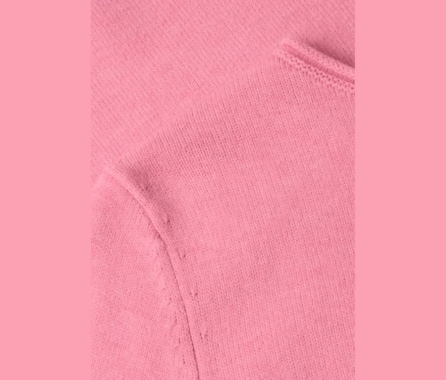 Street One Strickpullover, rosé. Nahaufnahme des rosafarbenen Strickstoffs mit sichtbarer Naht.