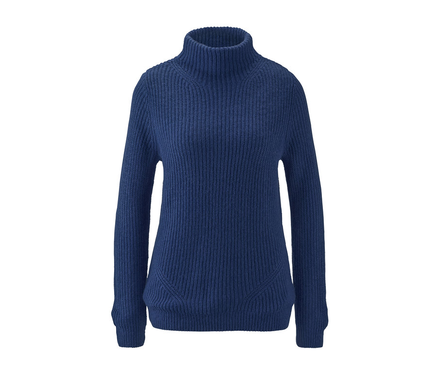Blauer Strickpullover mit Rollkragen.