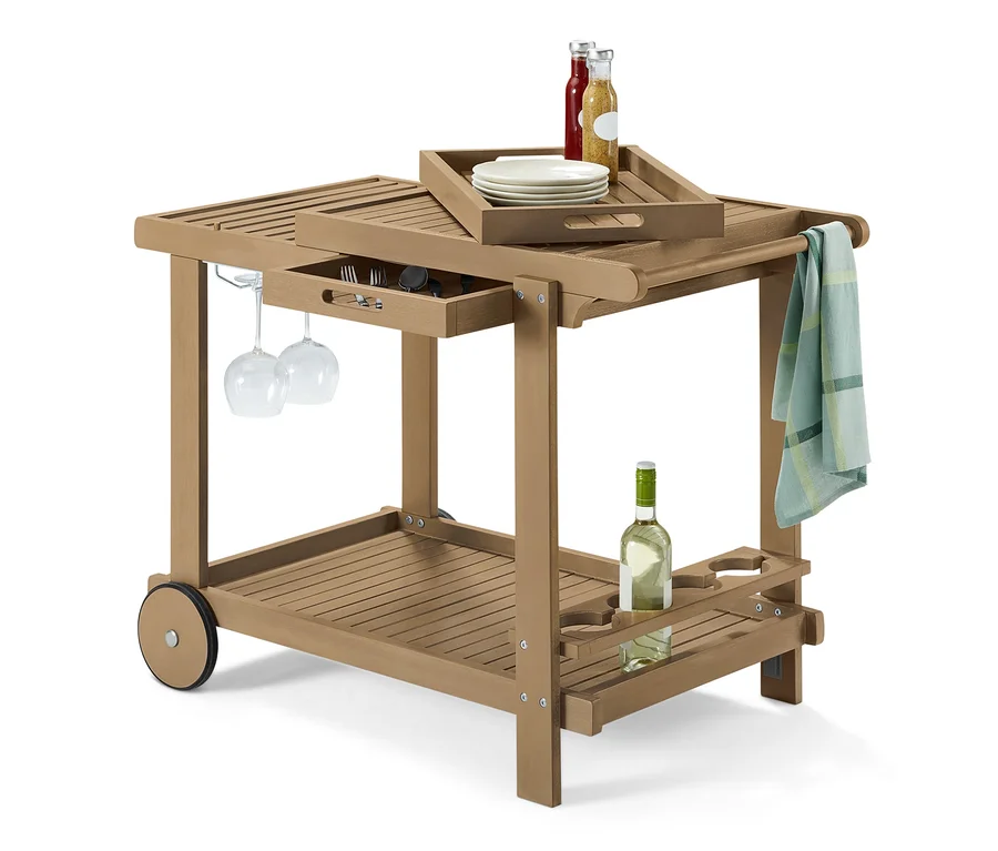 Grillwagen »Lenja« mit 2 Tabletts mit Tellern, Gläsern, Flaschen und Geschirrtuch.