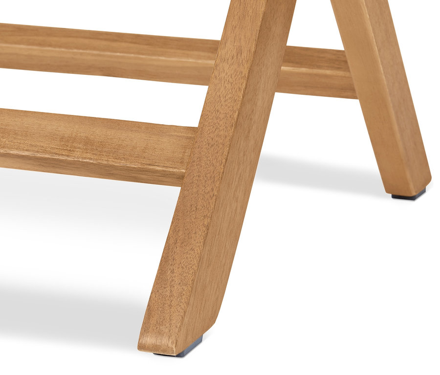 Detailansicht eines Holzstuhls.