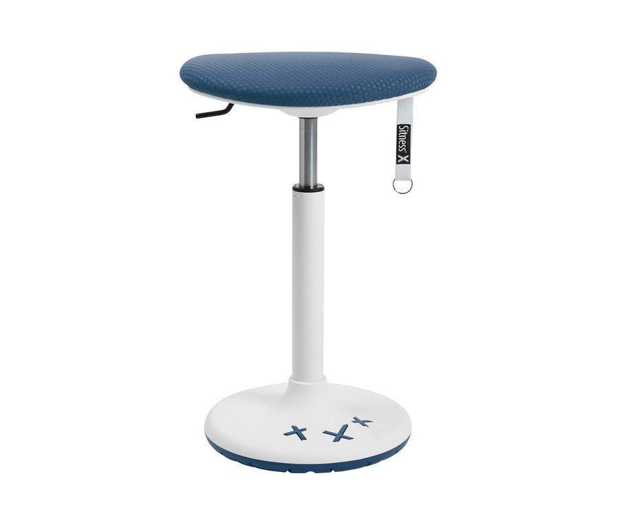 Der weiße Topstar »Sitness X Stool 30« in Petrol hat einen blauen Sitz und blaue Kreuze auf dem Sockel.