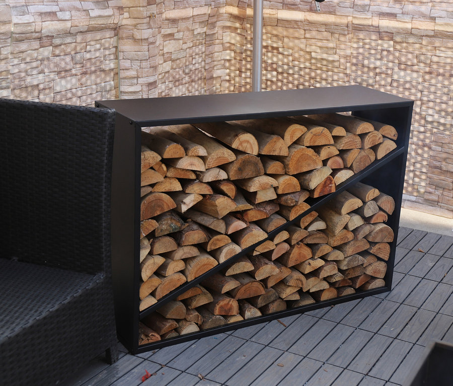 Ein ca. 114 cm großes Kaminholzregal gefüllt mit Holzscheiten steht im Außenbereich.
