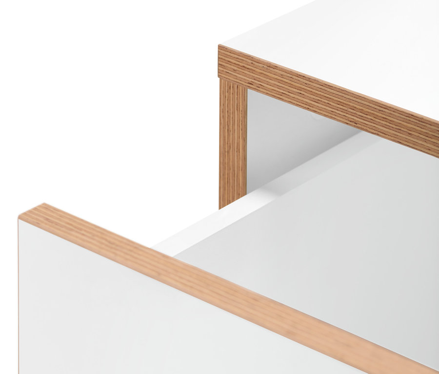 Detail einer weißen Kommode mit Furnierkante.