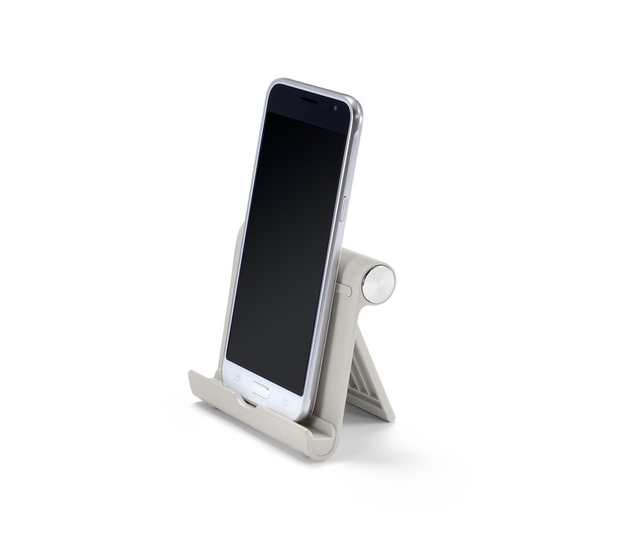 Ein graues Smartphone steht in einem grauen Smartphone- und Tablet-Ständer.