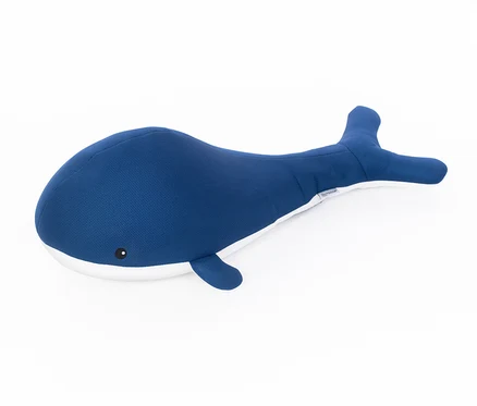 Blauer Pool Buddy Wal liegt auf einem weißen Hintergrund.