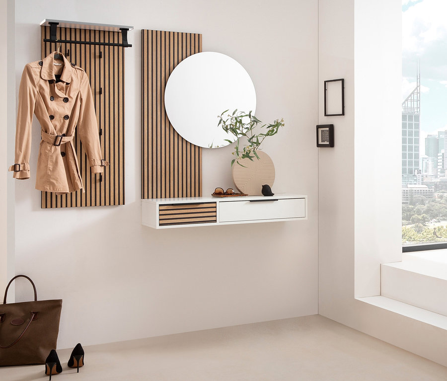 Flur mit brauner Handtasche, High Heels, Mantel auf Hakenpaneel »Loft«, Spiegel, Kommode und Schuhschrank am Fenster.