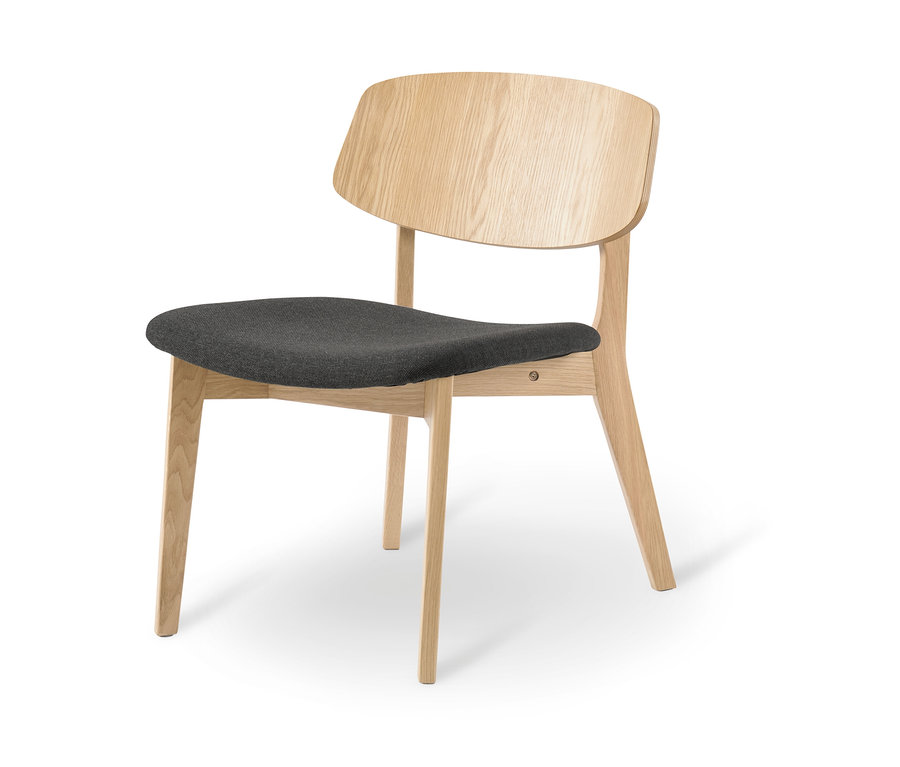 Ein Loungechair mit grau gepolstertem Sitz und Rückenlehne aus hellem Holz.