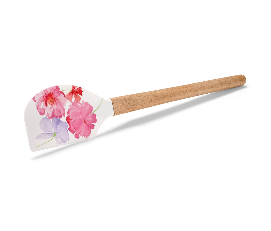 Ein Teigschaber mit Blumenmuster und Holzgriff.