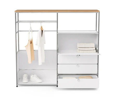 Weiße Kommode Metall »CN3« mit Holzplatte, Kleiderstange, Klappenfach und 3 Schubladen. An der Stange hängen Kleidungsstücke, auf den Regalen liegen Schuhe und Pullover.