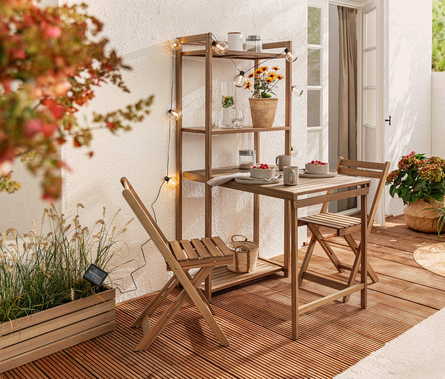 Balkon-Dining Set »Lenja« mit Regal und Solar-Lichterkette, Kugeln mit Rillen auf einem Balkon.