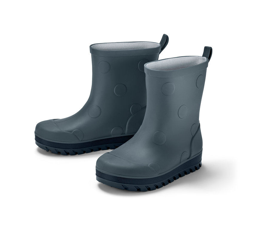 Kleinkind-Regenstiefel auf weißem Hintergrund.
