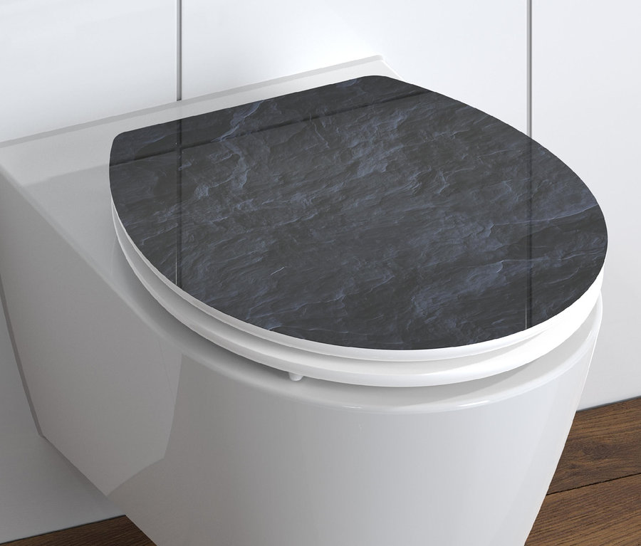 Nahaufnahme einer weißen Toilette mit dem schwarzen Schütte MDF High-Gloss WC-Sitz mit Absenkautomatik »Black Stone«.