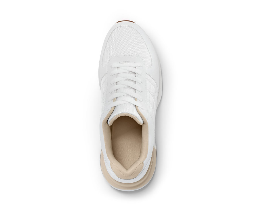 Draufsicht auf einen weißen Sneaker.