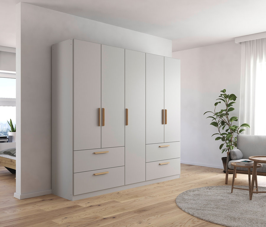 Ein 5-türiger Drehtürenschrank »Skandi« in Seidengrau steht in einem Zimmer.