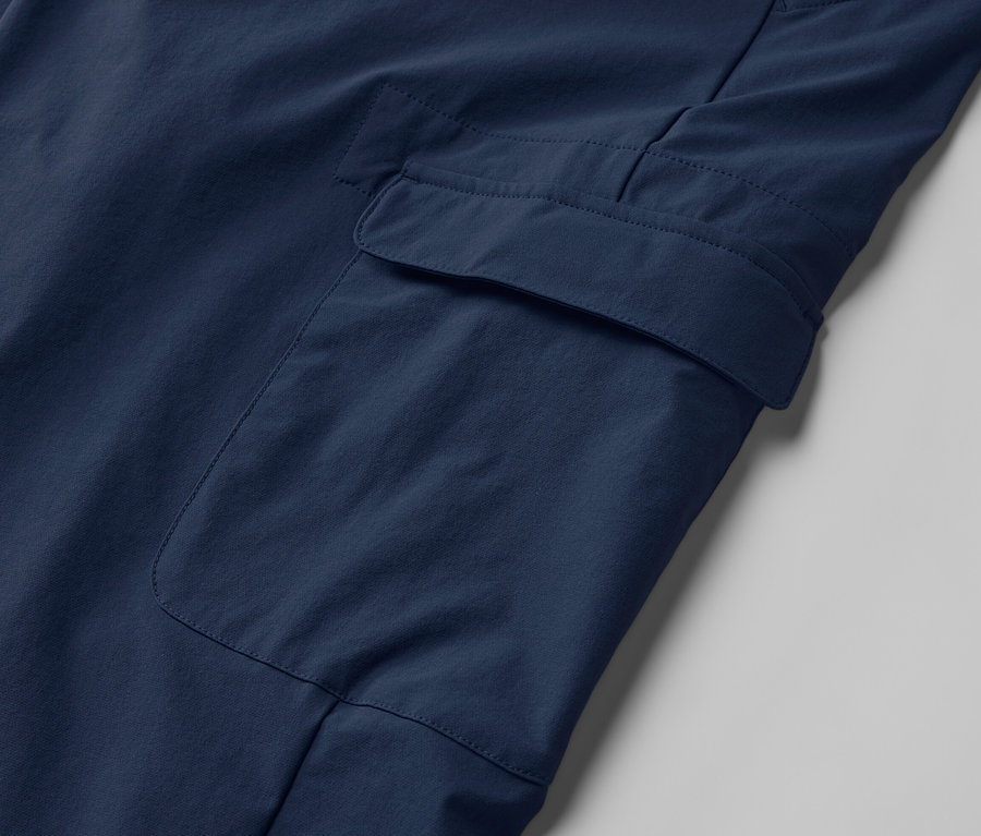 Detail einer Softshell-Joggpants mit Tasche.