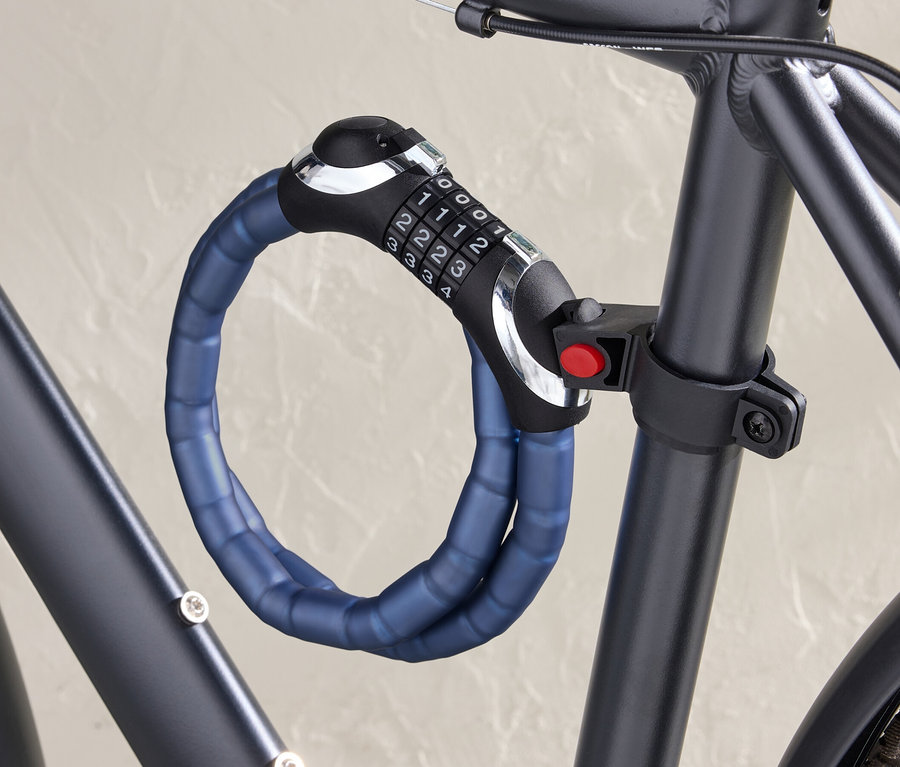 Ein LED-Panzerkabelschloss ist an einem Fahrradrahmen befestigt.