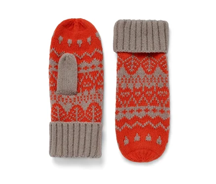 Zwei gestrickte Fäustlinge mit norwegischem Muster in Orange und Grau.