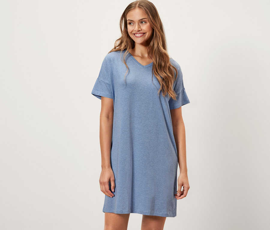 Frau trägt ein Nachthemd.