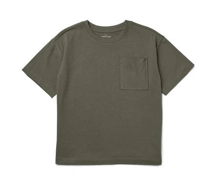 Ein olivgrünes Kinder-T-Shirt mit kurzen Ärmeln und einer Tasche.