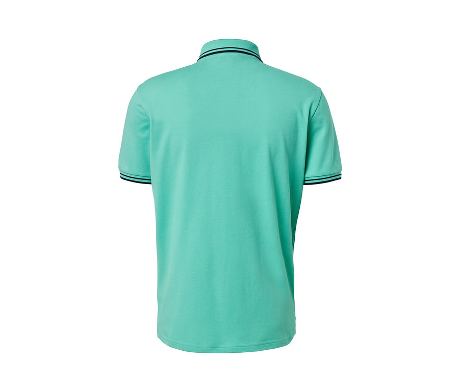 Rückansicht eines grünen Piqué-Poloshirts.