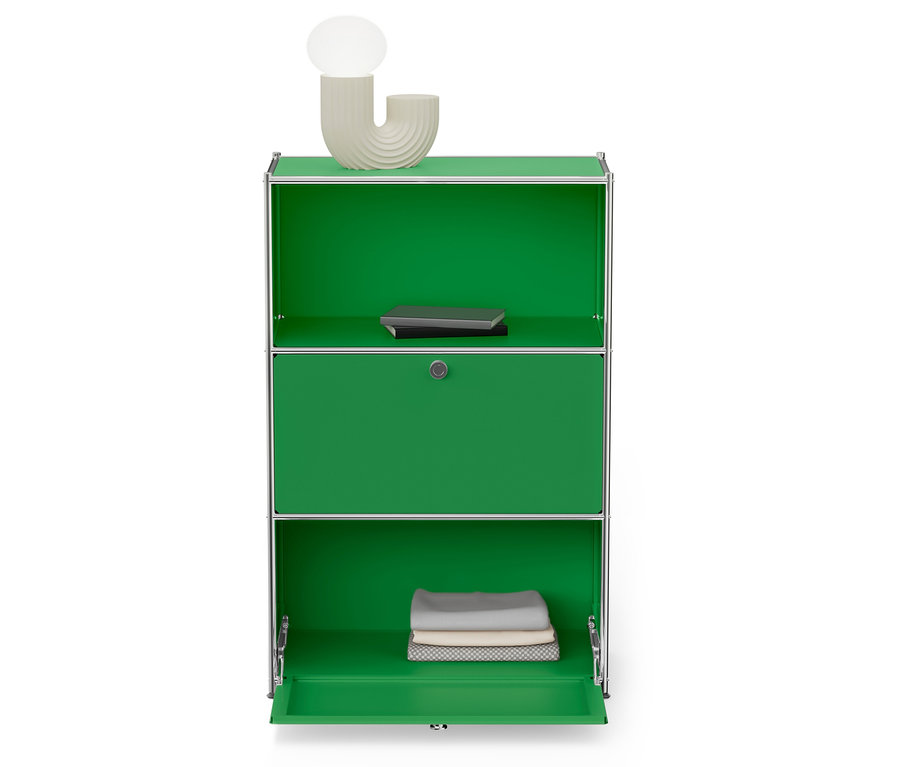 Grünes Regal mit Büchern oben und gefalteter Kleidung unten.