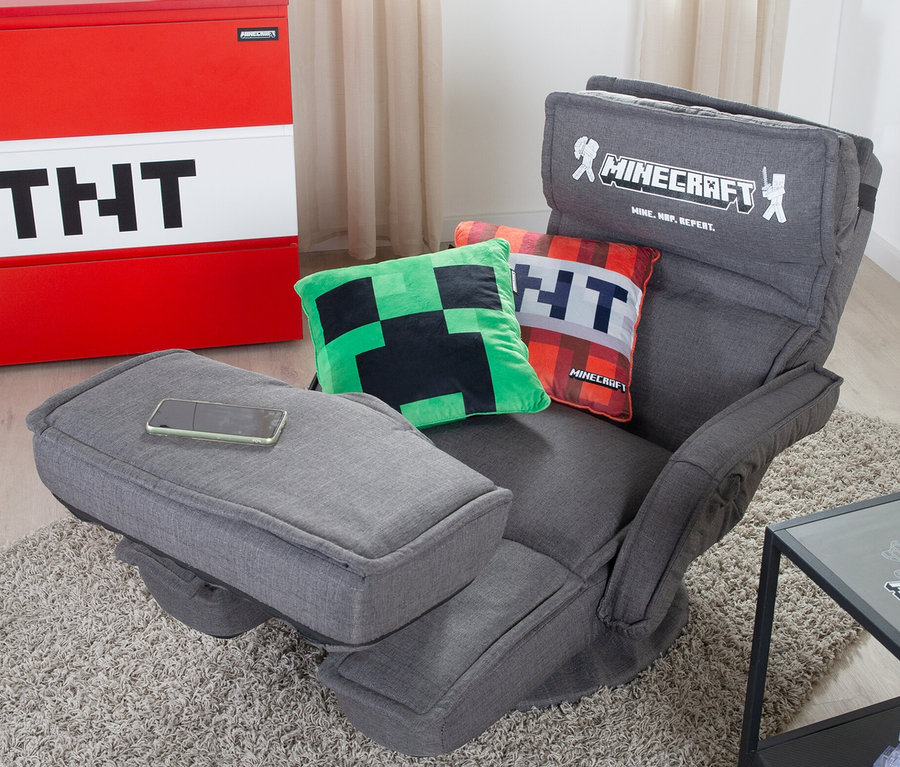 Grauer roba Minecraft Loungesessel mit Minecraft TNT und Creeper Kissen.