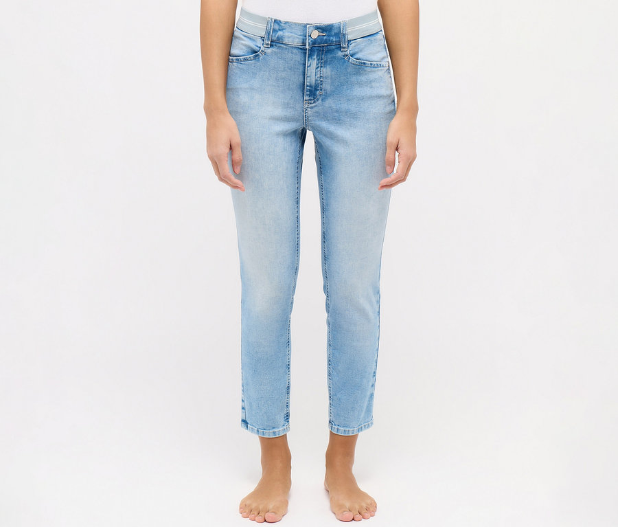 Person trägt Angels Jeans »Ornella Sporty« Slim Fit 7/8 in Light Blue.