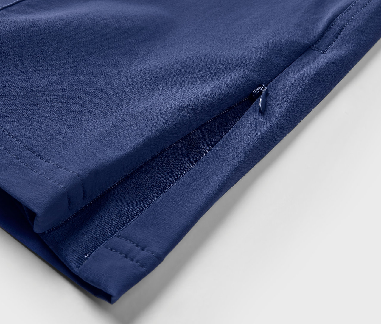 Detailansicht einer Softshell-Outdoorhose.