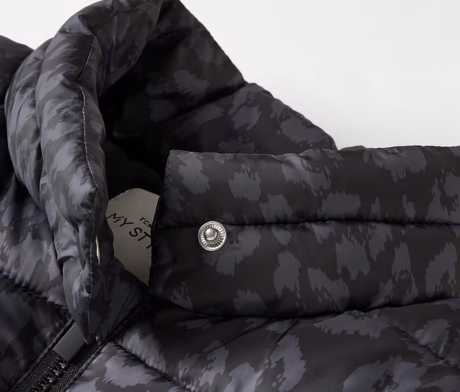 Detailaufnahme einer schwarz gesteppten Jacke mit Muster.