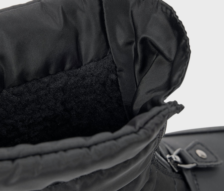 Detailaufnahme eines schwarzen Stiefels mit Fleecefutter.