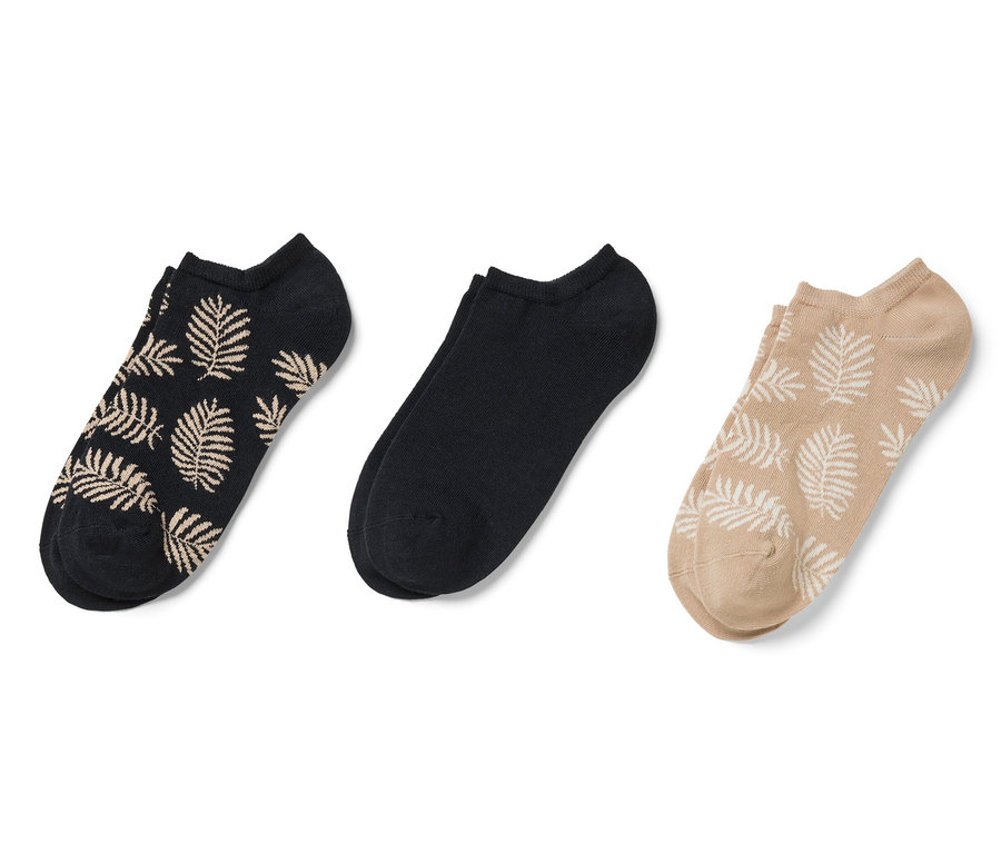 Drei Paar Sneakersocken: schwarz mit Blattdruck, schwarz und beige mit Blattdruck.