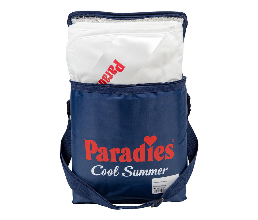 Offene blaue Tasche mit Paradies Sommerdecke »BestCool« in Weiß darin.