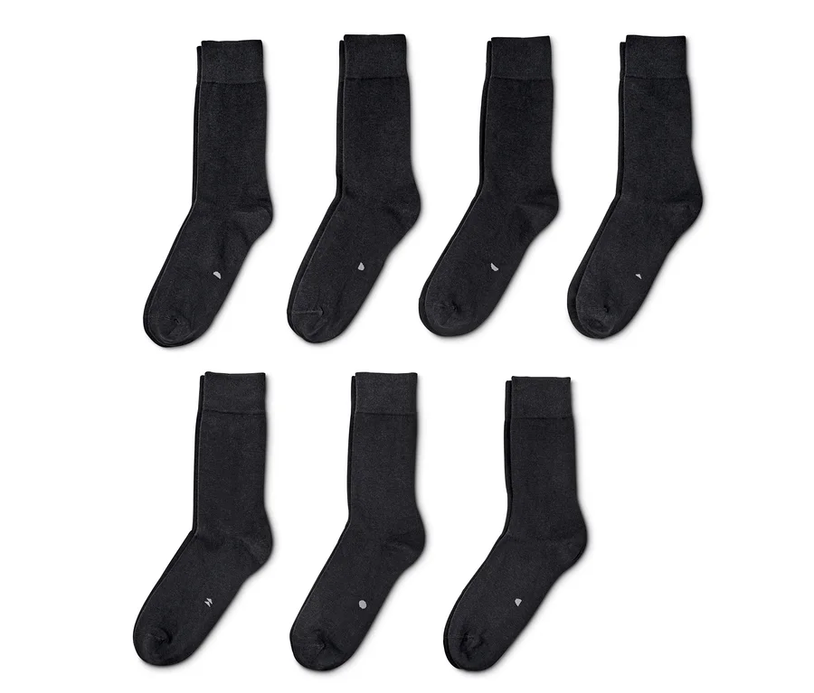 Sieben Paar Socken.