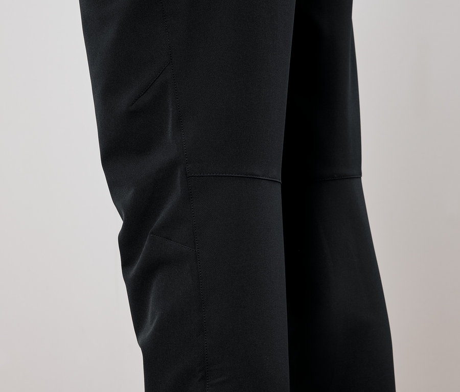 Detail einer schwarzen Hose mit Kniepatches.