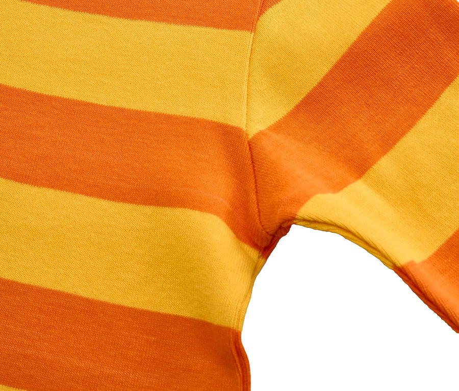 Detailansicht eines orange und gelb gestreiften Kurzarmshirts.