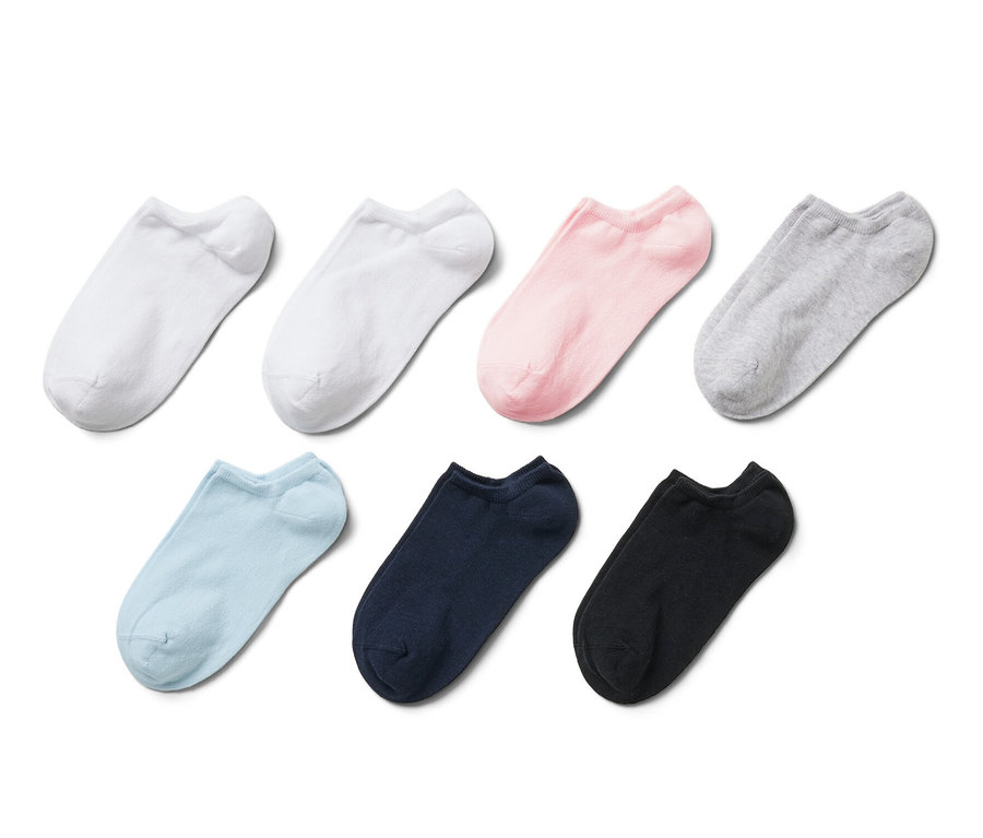 Sieben Paar Sneakersocken in verschiedenen Farben auf weißem Hintergrund.