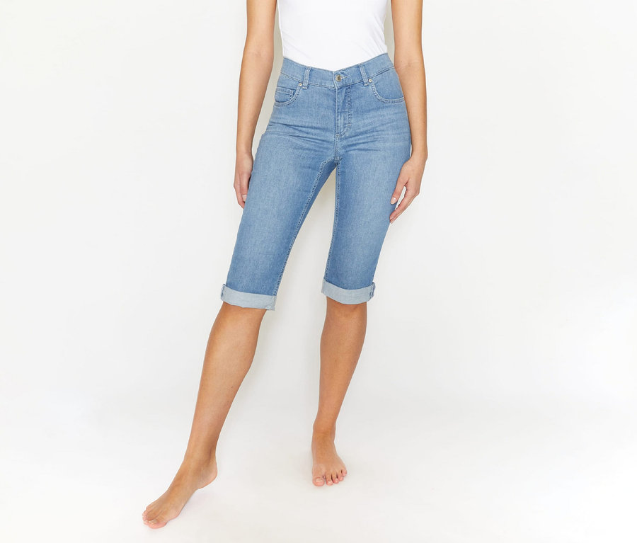 Frau trägt Angels Jeans »Capri Turn-Up«, Slim Fit, hellblau