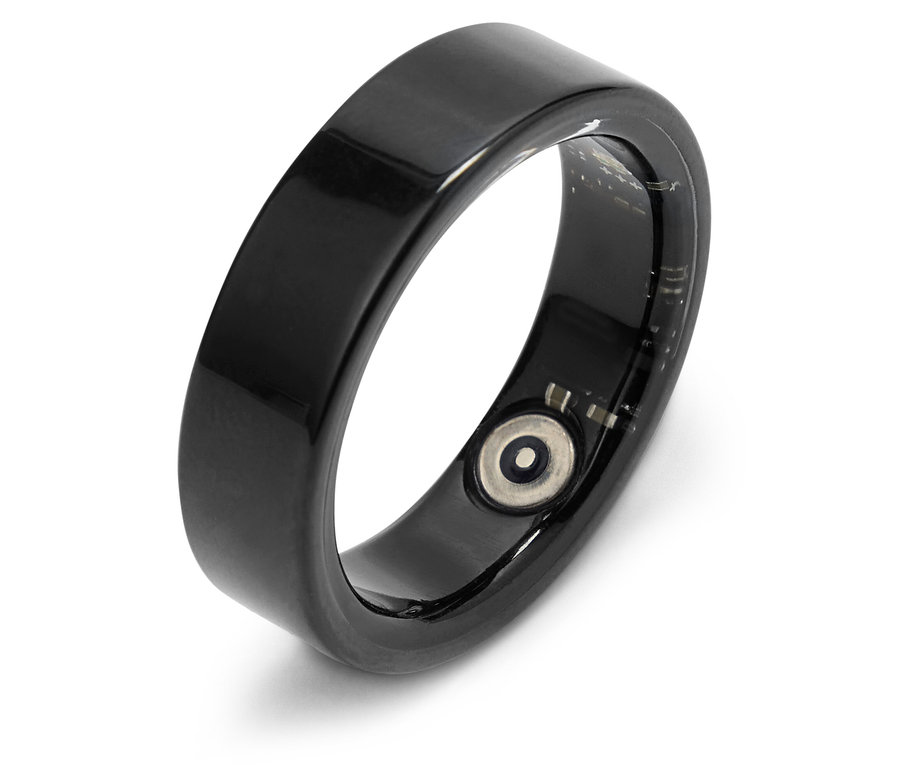 Detailaufnahme eines schwarzen Smart Rings mit sichtbaren Sensoren und Technologieelementen.