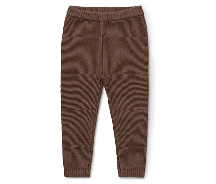 Braune Strickleggings auf weißem Hintergrund.