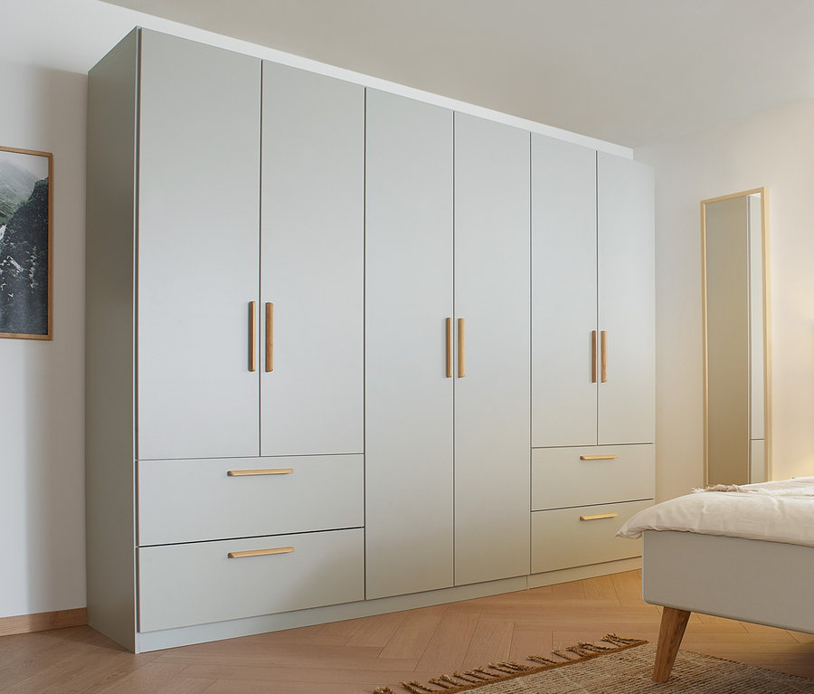 Schlafzimmer mit Rauch Drehtürenschrank »Skandi«, 6-türig, seidengrau mit Holzgriffen.