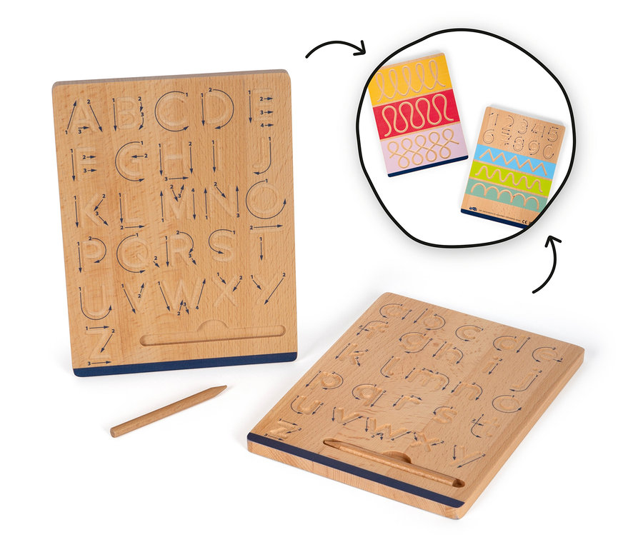 Zwei hölzerne small foot Schreibtafeln »Educate« mit eingravierten Buchstaben und Zahlen und einem Holzstift.