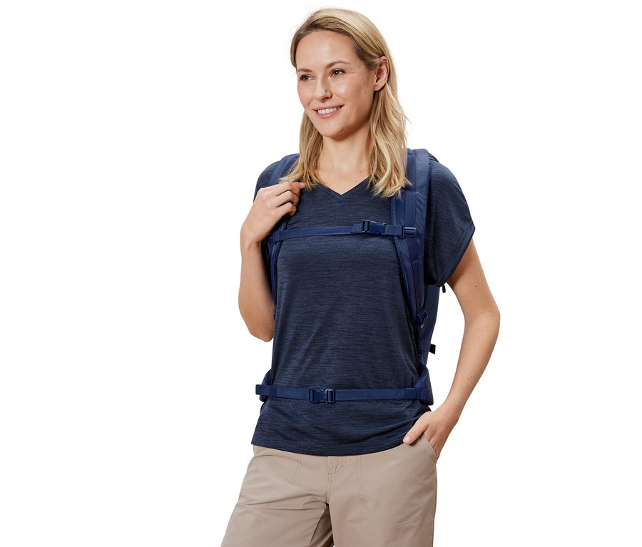 Frau trägt einen Outdoor-Rucksack.