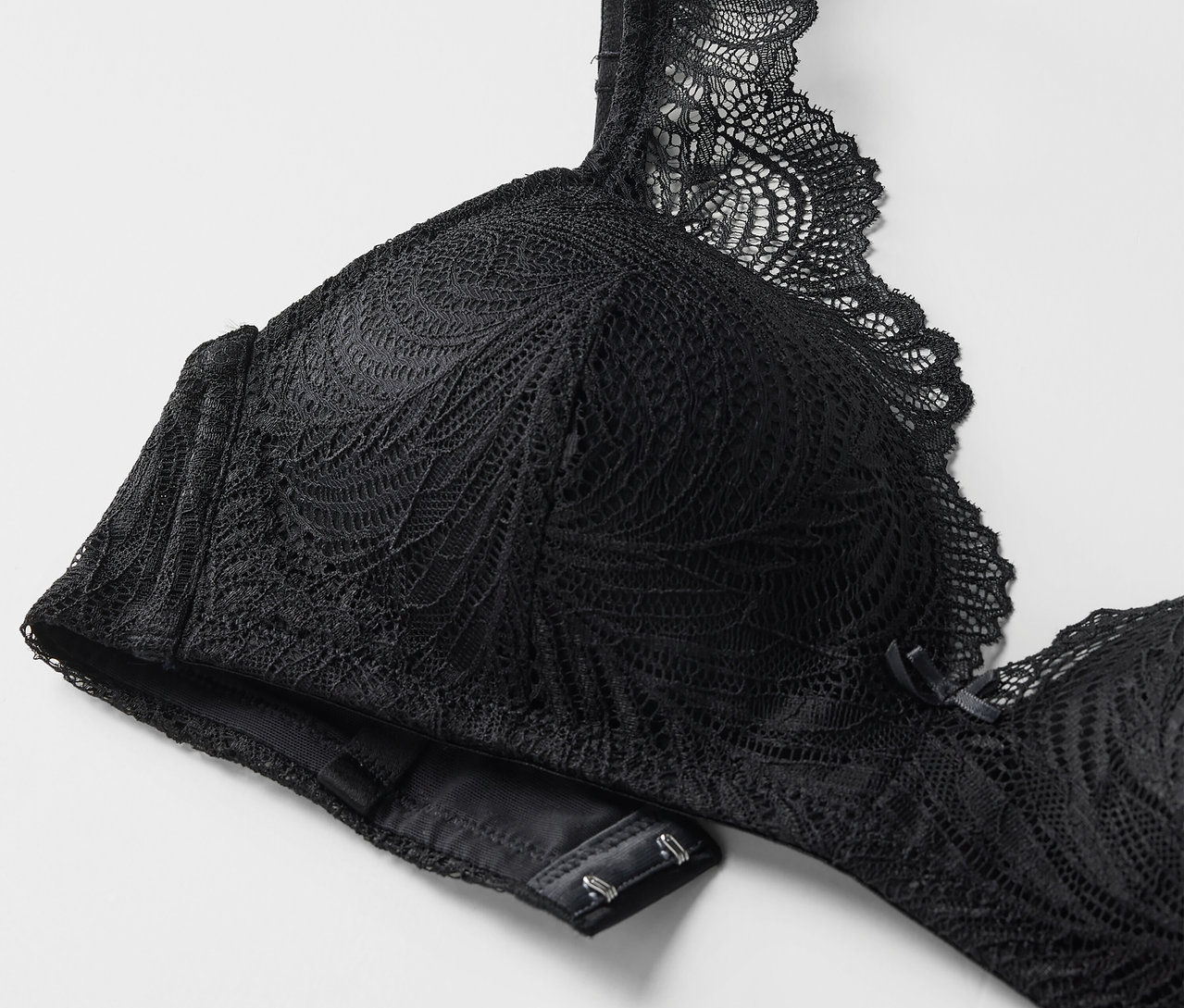 Detailaufnahme eines schwarzen Softschalen-BHs mit Spitze.