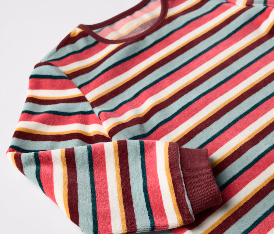Detailansicht eines rot gestreiften Kinder-Nicki-Pyjamas.