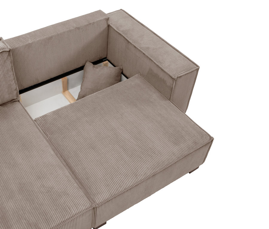Beige Cord-Eckcouch mit offenem Staufach, in dem ein Kissen liegt.