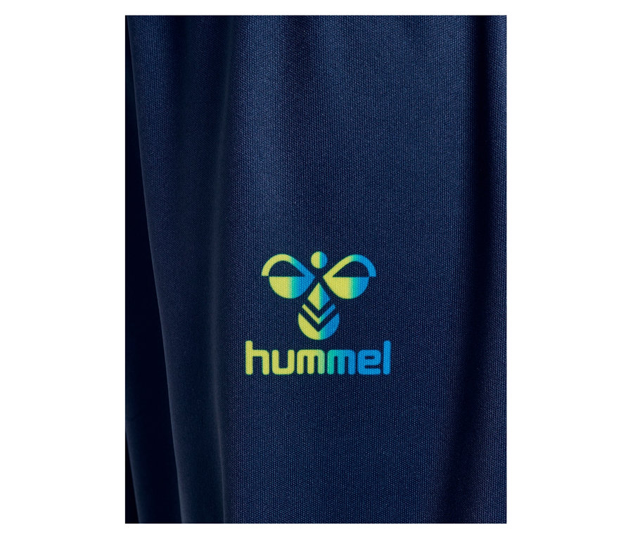 Nahaufnahme von marineblauem Stoff mit dem Hummel-Logo in Gelb und Türkis.