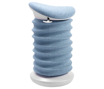 Blauer Sitness 4D Hocker auf weißem Sockel.