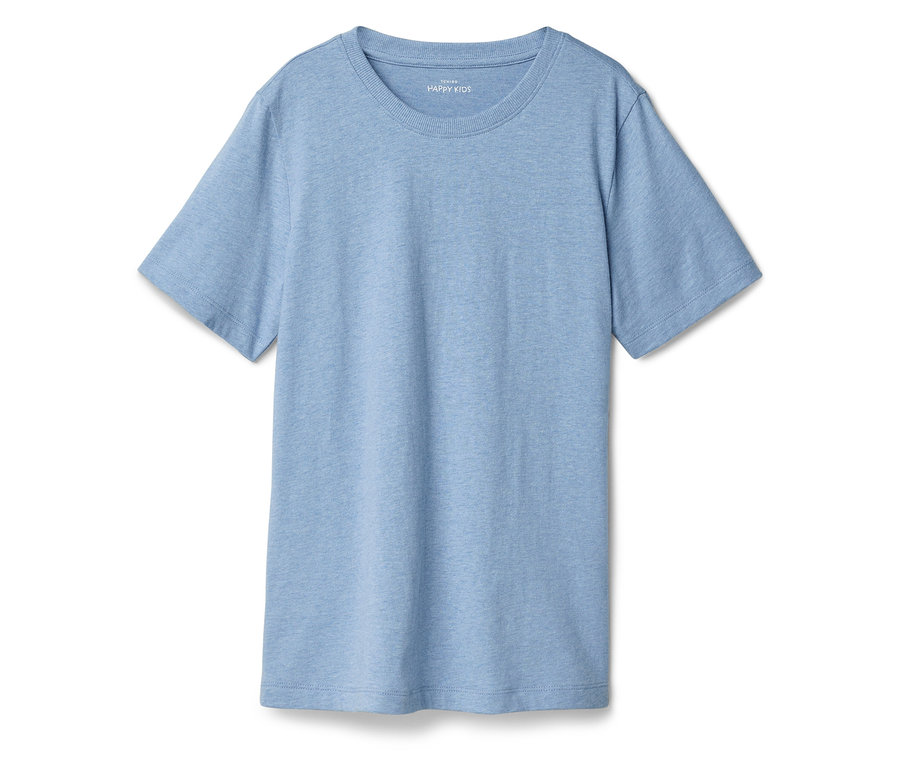 Hellblaues T-Shirt liegt auf einem weißen Hintergrund.