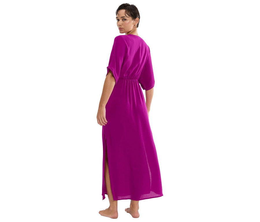 Frau von hinten in einem langen, magenta farbenen Kleid mit Seitenschlitz.