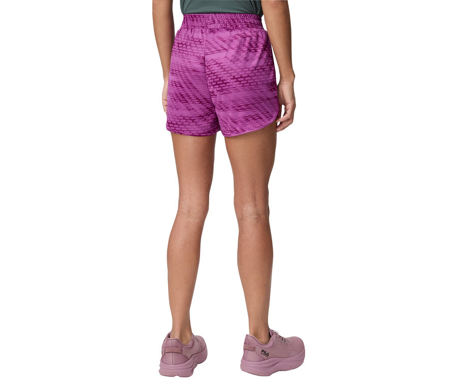 Nahaufnahme der Rückseite einer Frau, die lila Shorts und passende Sportschuhe trägt.